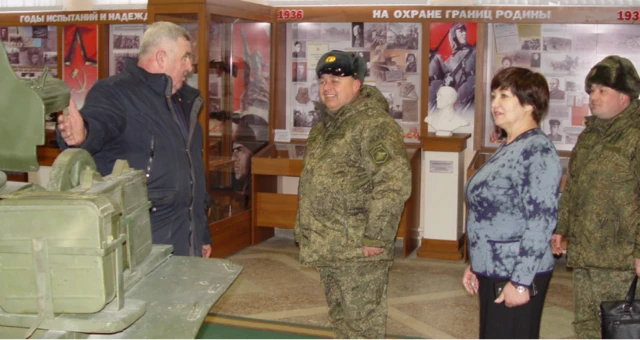 Усміхнений генерал Стороженко в польовій формі російської армії на якійсь патріотичній виставці