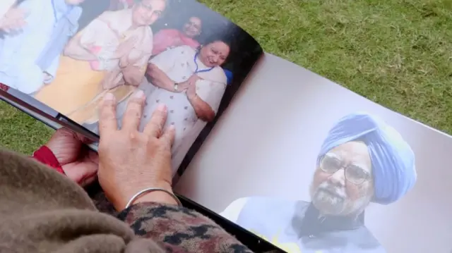  ਮਨਮੋਹਨ ਸਿੰਘ ਦੇ ਵਿਦਿਆਰਥੀ ਦੱਸਦੇ ਹਨ ਕਿ ਉਹ ਗੱਲਾਂ ਨਾਲ ਹੀ ਸਿਲੇਬਸ ਸਮਝਾ ਦਿੰਦੇ ਸਨ