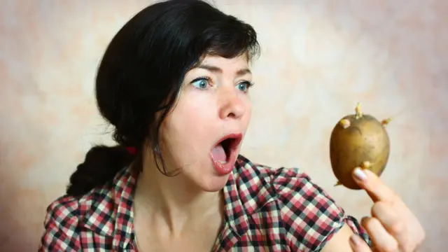 Aworan obinrin to mu anamọ to ti hu dani