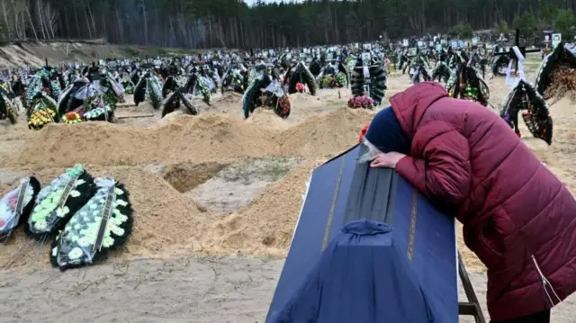 گورستانی در ایرپین که به سرعت از قربانیان جنگ انباشته شده است