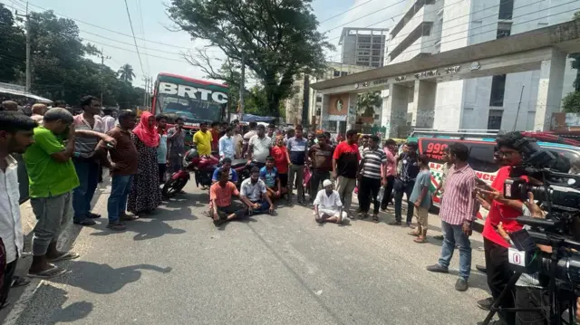 হাসপাতালে মৃতদেহ আটকে রাখার প্রতিবাদে নিহত নারীর স্বজনরা সড়কে অবস্থান নিয়েছিলেন