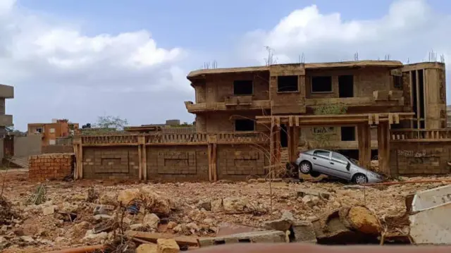 سيارة جرفتها السيول