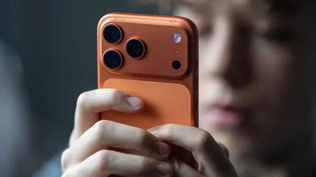 Подросток смотрит в телефон 