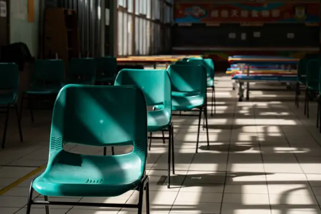 文憑試考場的空椅子