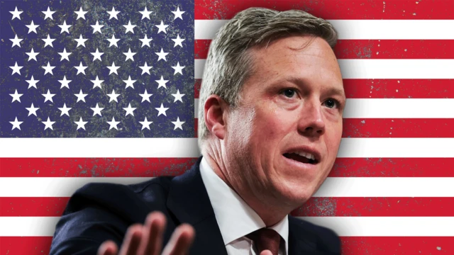 美国陆军部长丹·德里斯科尔（Dan Driscoll ）站在美国国旗前。