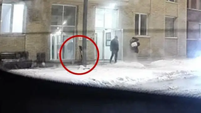 Le scooter est abandonné à côté de la porte d'entrée