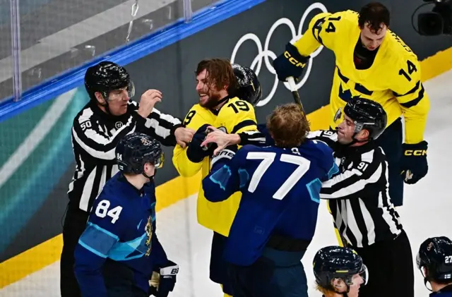 utakmica finske i švedske u hokeju na ledu na zimskim olimpijskim igrama, tuča u hokeju na ledu