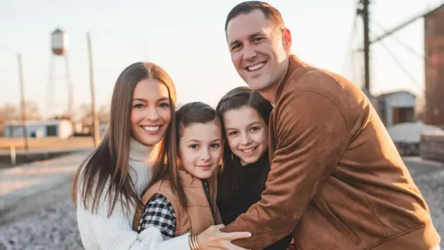 استفانی هانراهان (چپ)، در شبکه‌های اجتماعی درباره بزرگ کردن فرزندان اوتیستیک صحبت می‌کند