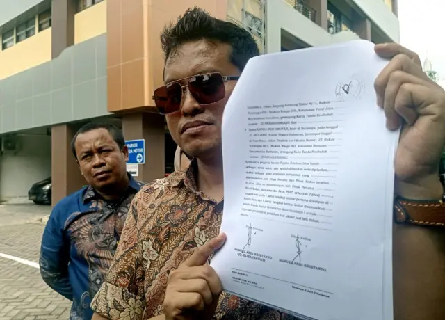 Welle Mintarja menunjukkan salinan Akta Jual-Beli milik Samuel yang diduga palsu.