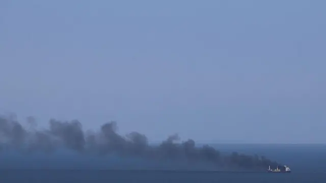 Barco envuelto en humo