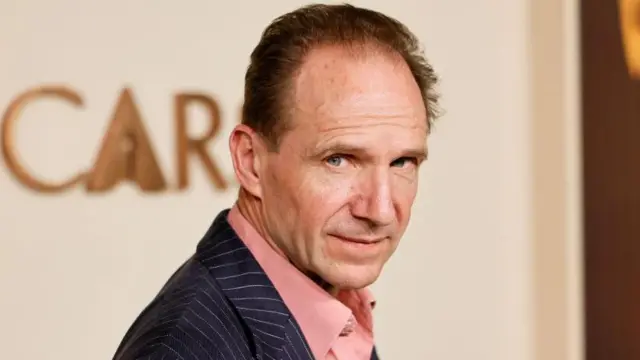 Ralph Fiennes, nominado a mejor actor por su trabajo en "Cónclave".