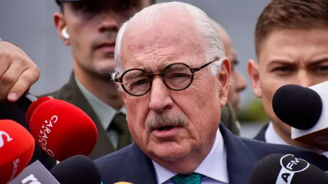 El presidente Andres Pastrana en una rueda de prensa en 2024