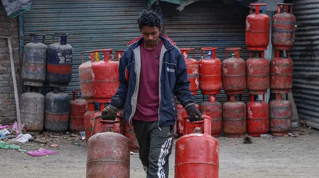 એલપીજી, સીએનજી, બાયો-સીએનજી અને પીએનજી શું છે ? તે કેવી રીતે મળે, ભારતમાં એલપીજીની અછત, રસોઈગેસ રાંધણ ગેસ નથી મળતો, બીબીસી  ગુજરાતી સાથે સમજો 