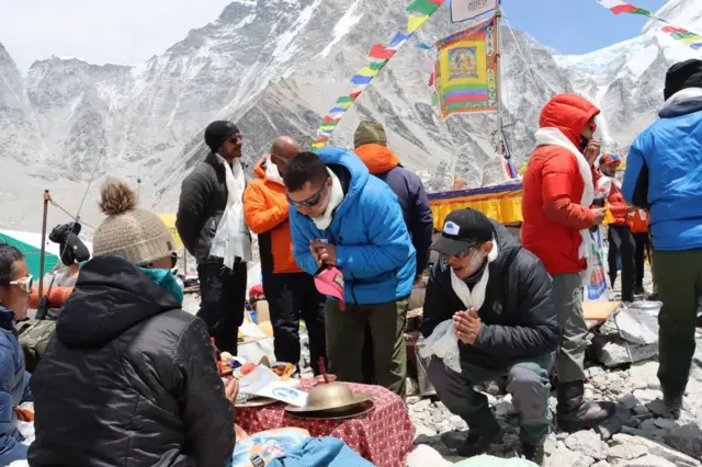 आरोहणमा जानु अघि प्रार्थना गरिन्छ 