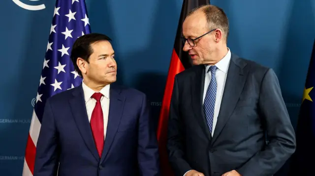 O chanceler da Alemanha, Friedrich Merz (à direita), e o secretário de Estado dos Estados Unidos, Marco Rubio, participam de reunião bilateral à margem da Conferência de Segurança de Munique