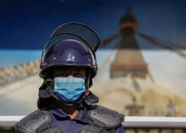 बौद्धनाथ स्तूपनजिकै ड्युटीमा खटिएका एक जना प्रहरीको फाइल तस्बिर