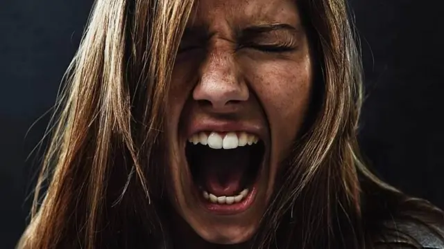 Uma mulher gritando