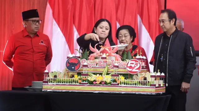 Ketua Umum PDI Perjuangan Megawati Soekarnoputri (kedua kanan) menyaksikan Ketua DPP Puan Maharani (kedua kiri) memotong tumpeng didampingi Ketua DPP Prananda Prabowo (kanan) dan Sekjen Hasto Kristiyanto (kiri) saat perayaan HUT ke-52 PDI Perjuangan di Jakarta, Jumat (10/1/2025).