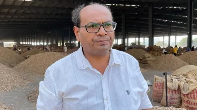 ਵਪਾਰੀ ਦਿਲੀਪਭਾਈ ਪਨਾਰਾ ਮੂੰਗਫਲੀ ਖਰੀਦਦੇ ਹੋਏ