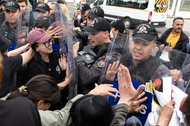 Protesto düzenleyen göstericiler, polis müdahalesiyle karşılaştı.