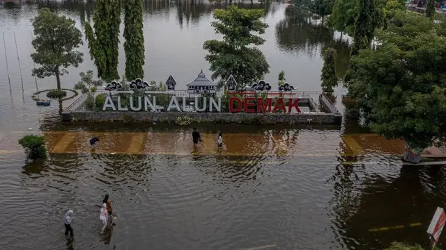 Foto udara warga melewati banjir yang merendam kawasan Alun-alun Demak, Kabupaten Demak, Jawa Tengah, Selasa (19/3/2024). 