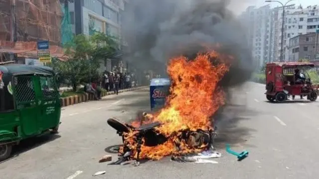 बाईक जाळल्याचा फोटो