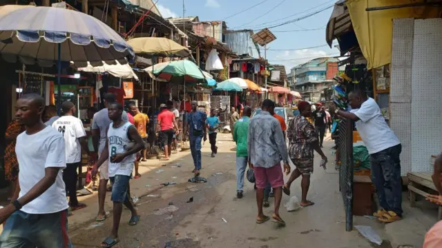 Foto ọtụtụ ndị mmadụ na-abanye n'ụlọ ahịa ha n'ahịa Ọnịcha Main Market n'ụbọchị Mọnde 9 Febụwarị 2026 dịka e nwetere iwu 'Sit-at-home' na njedebe.