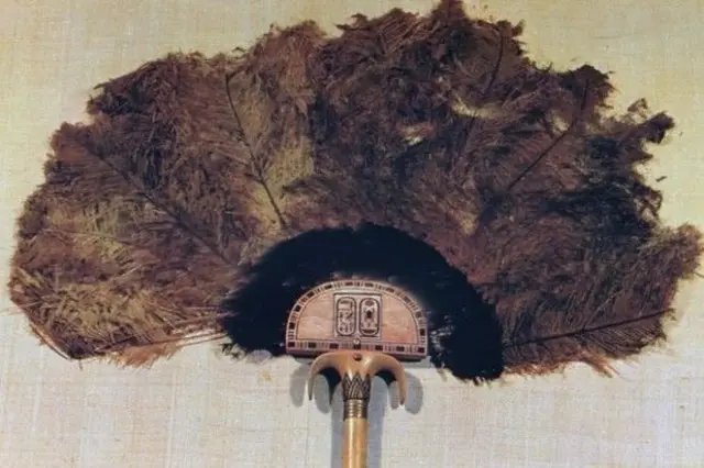 Un éventail en ivoire orné de plumes d'autruche, découvert dans le tombeau de Toutankhamon