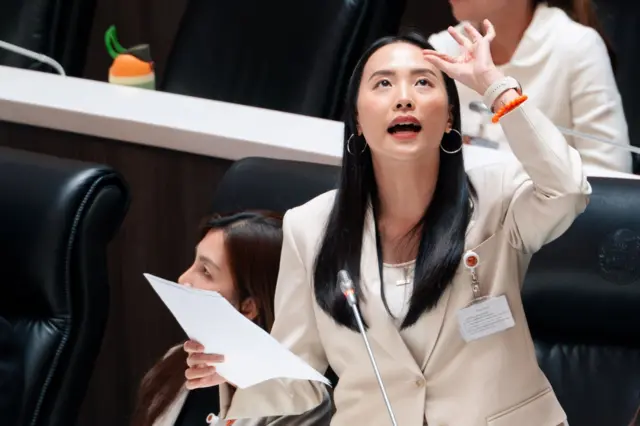 น.ส.รักชนก ศรีนอก สส.บัญชีรายชื่อ พรรคประชาชน ขณะอธิบาย "ยาหยอดตา" แก้ดัชนี CPI ประเทศได้อย่างไร