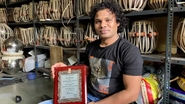 किशोर व्हटकर पुरस्कारासमवेत