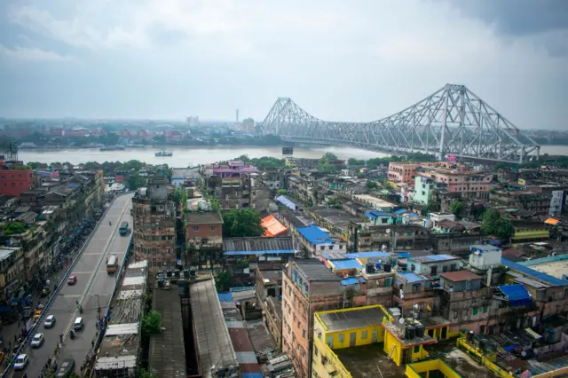 कोलकात्यातील प्रसिद्ध हावडा ब्रिज