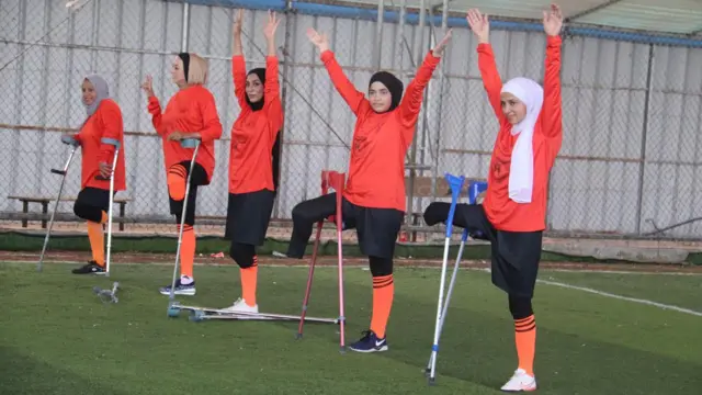 لاعبات في فريق كرة قدم نسائي للمبتورين في قطاع غزة أثناء التمرين