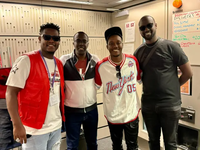 Bruce Melodie, umunyamakuru Félin Gakwaya wa BBC Gahuzamiryango, Element, na Kenny Mugarura, umuyobozi wungirije wa 'label' ya 1:55AM