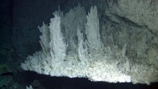 Bежі Загубленого міста височіють у темряві океану