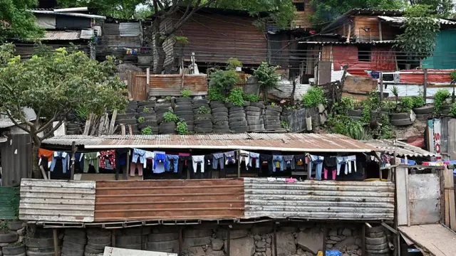 Casas pobres en El Guanabano, cerca de Tegucigalpa.