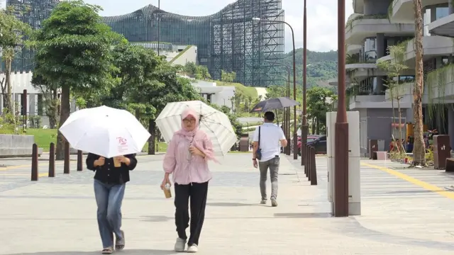 Sejumlah orang mengunjungi ibu kota baru Indonesia. Ibu kota baru yang dibangun di Pulau Kalimantan akan digunakan sebagai pengganti ibu kota Jakarta.