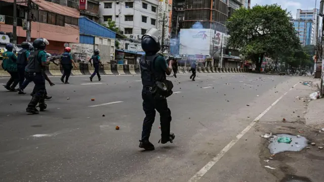 আন্দোলনকারীদের বিরুদ্ধে পুলিশের অ্যাকশন