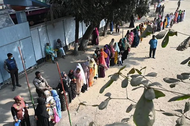 একটি কেন্দ্রে ভোটারদের লাইন