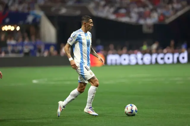 Ángel Di María, da Argentina, conduz a bola durante partida contra o Canadá, em 2024, no Mercedes-Benz Stadium, em Atlanta, EUA