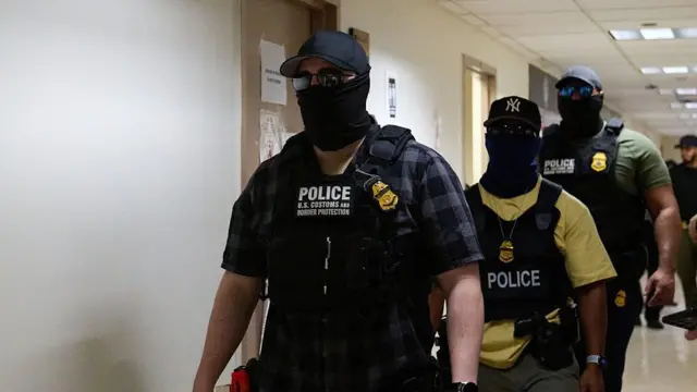 Agentes federales que trabajan para el ICE en un edificio judicial de Nueva York.