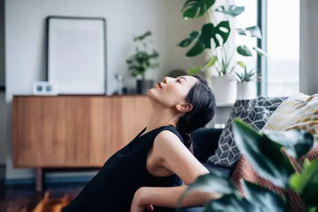 Uma mulher jovem respirando profundamente