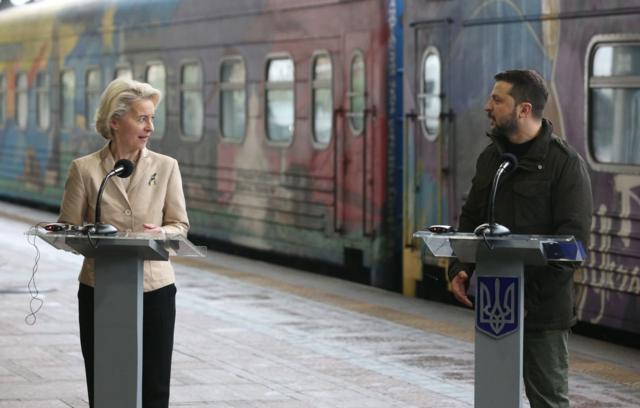 A Chefe da Comissão Europeia, Ursula von der Leyen (E) e o presidente da Ucrânia Volodymyr Zelenskyi (D) durante reunião com trabalhadores ferroviários ucranianos no dia 4 de novembro