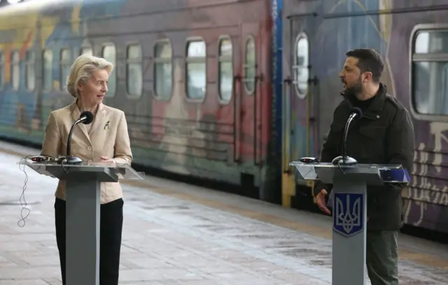 A Chefe da Comissão Europeia, Ursula von der Leyen (E) e o presidente da Ucrânia Volodymyr Zelenskyi (D) durante reunião com trabalhadores ferroviários ucranianos no dia 4melhores jogos da blaze para ganhar dinheironovembro