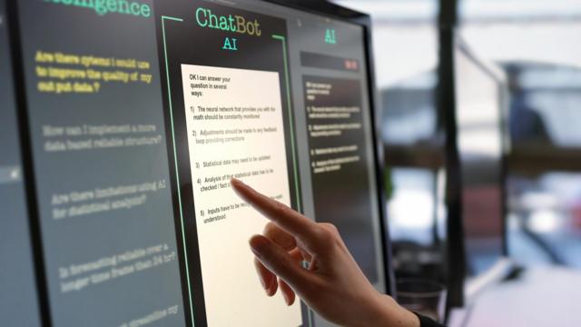 Mãobet 365 presidencialmulher interagindo com chatbot