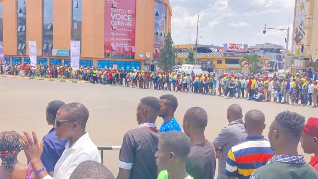 Abantu benshi mu mihanda ikikije Stade Amahoro gukurikira Prologue ibanziriza Tour du Rwanda
