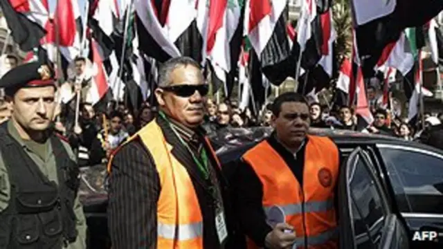 أرسلت الجامعة العربية مراقبين إلى سوريا حيث سخر منهم الرئيس وعاملتهم المعارضة بريبة