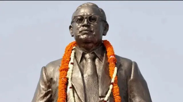 डॉ. बाबासाहेब आंबेडकर यांच्या पुतळ्याचे हे संग्रहित छायाचित्र आहे.