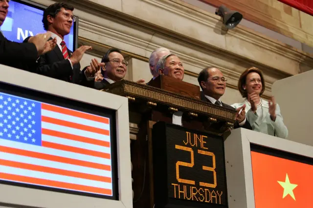 Thủ tướng Phan Văn Khải thăm và rung chuông khai mạc phiên giao dịch thị trường chứng khoán New York, Mỹ ngày 23/6/2005. Đây cũng là chuyến thăm chính thức Mỹ đầu tiên của người đứng đầu Chính phủ Việt Nam sau 30 năm kết thúc chiến tranh Thủ tướng Phan Văn Khải thăm và rung chuông khai mạc phiên giao dịch thị trường chứng khoán New York, Mỹ ngày 23/6/2005. Đây cũng là chuyến thăm chính thức Mỹ đầu tiên của người đứng đầu Chính phủ Việt Nam sau 30 năm kết thúc chiến tranh