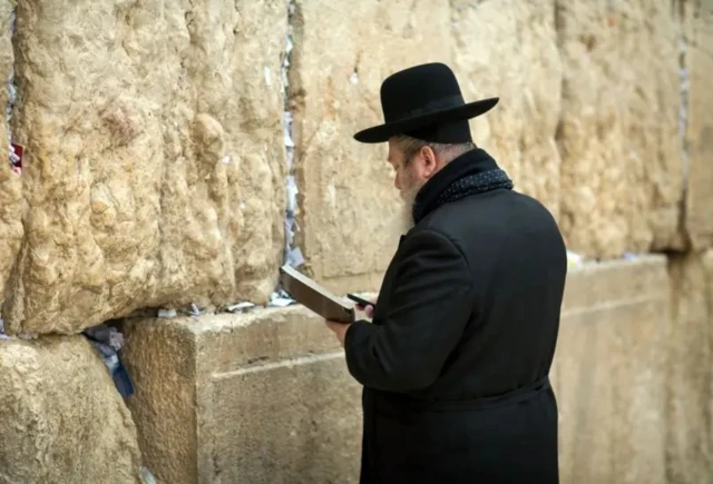 Un Haredim lit un livre