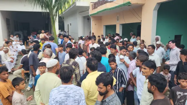 अंकित बालियान के घर समर्थकों की भीड़